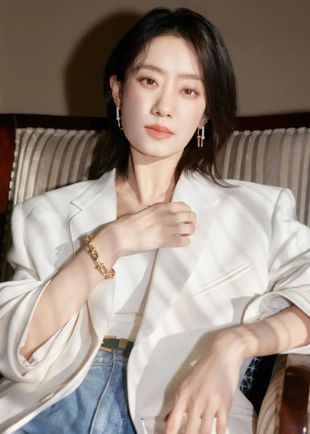 才发现她也是衣架子！