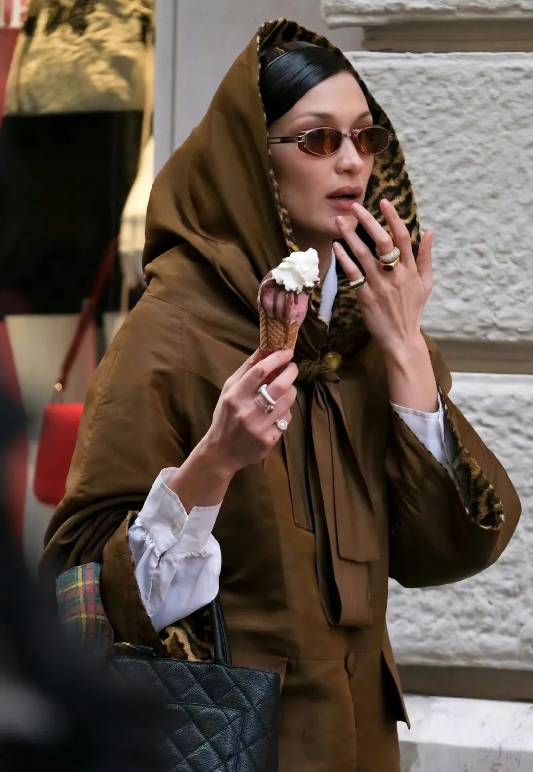 窄框眼镜的妙，长椅之神Bella Hadid知道